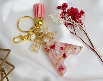 Schlüsselanhänger Buchstabe personalisiert | Trockenblumen rosa | Taschenanhänger Valentinstagsgeschenk | Resin Epoxy Letter Keychain | Gift