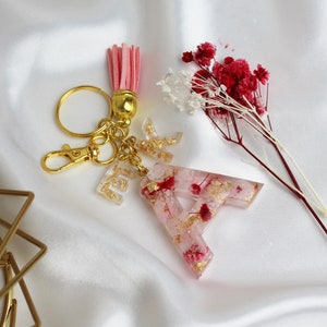 Schlüsselanhänger Buchstabe personalisiert | Trockenblumen rosa | Taschenanhänger Valentinstagsgeschenk | Resin Epoxy Letter Keychain | Gift