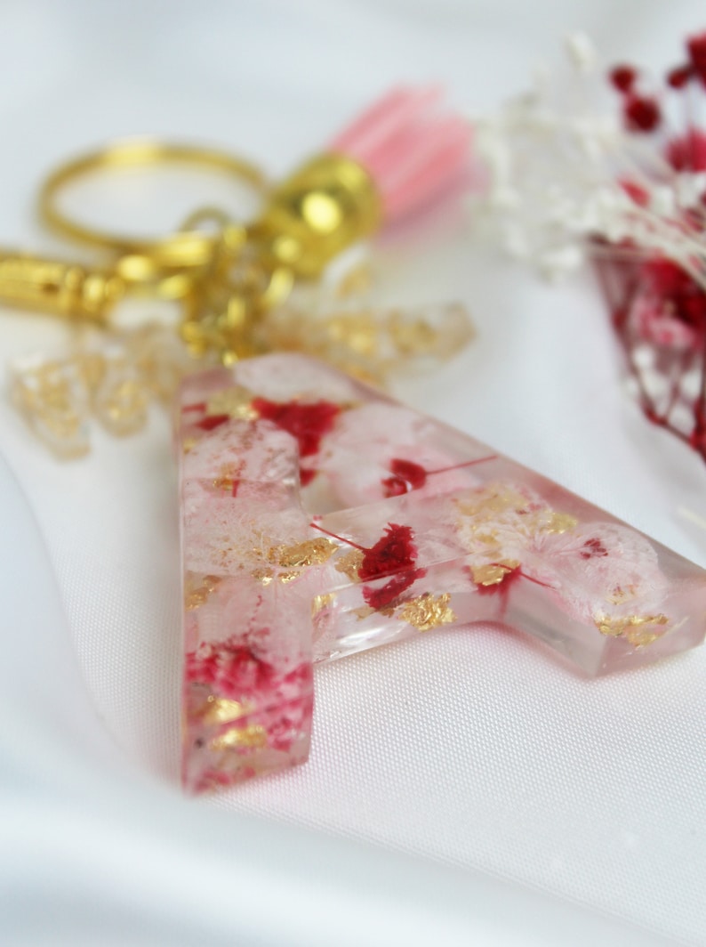 Schlüsselanhänger Buchstabe personalisiert Trockenblumen rosa Taschenanhänger Valentinstagsgeschenk Resin Epoxy Letter Keychain Gift Bild 9