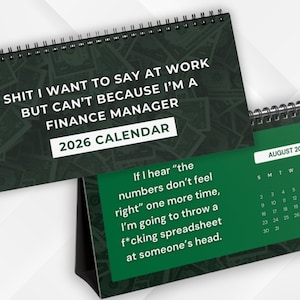 以下が含まれることがあります： 2026年版の財務マネージャー向け卓上カレンダー。 「Shit I want to say at work」や「If I hear 'the numbers don't feel right' one more time」などのユーモラスなテキストが特徴です。 カレンダーは緑と黒のデザインです。