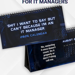 Może przedstawiać: Dwa kalendarze spiralne 2026 dla menedżerów IT. Na górnym kalendarzu widnieje napis "SHIT I WANT TO SAY BUT CAN'T BECAUSE I'M AN IT MANAGER". Dolny kalendarz pokazuje sierpień 2026 i humorystyczny cytat.