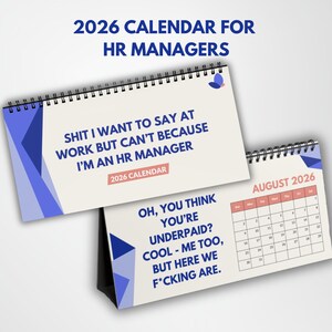 Op de afbeelding: Een bureaukalender voor HR-managers met een spiraalbinding. De kalender bevat de tekst "SHIT I WANT TO SAY AT WORK BUT CAN'T BECAUSE I'M AN HR MANAGER" en "OH, YOU THINK YOU'RE UNDERPAID? COOL - ME TOO, BUT HERE WE F*CKING ARE."
