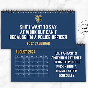 Può includere: Un calendario da scrivania 2027 blu navy con rilegatura a spirale per agenti di polizia. La copertina presenta un'icona a forma di distintivo dorato e il testo SHIT I WANT TO SAY AT WORK BUT CAN'T BECAUSE I'M A POLICE OFFICER. La pagina aperta mostra agosto 2027.