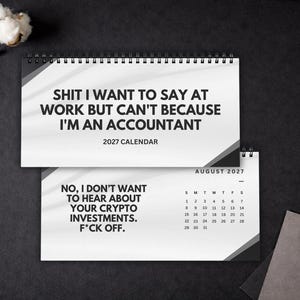 Op de afbeelding: Een 2027 spiraalgebonden bureaukalender met een witte omslag met de zwarte tekst: SHIT I WANT TO SAY AT WORK BUT CAN'T BECAUSE I'M AN ACCOUNTANT. De open pagina toont augustus 2027 met de tekst: NO, I DON'T WANT TO HEAR ABOUT YOUR CRYPTO INVESTMENTS. F*CK OFF.