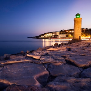 Faro de Cassis cerca del mar Mediterráneo