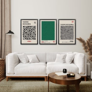 Puede incluir: Tres impresiones de arte en blanco y negro enmarcadas con dise&ntilde;os abstractos. Las impresiones est&aacute;n tituladas "Yayoi Kusama" y presentan el texto "Tokio 1998" y "Mus&eacute;e d'Art Moderne de la Ville de Paris".
