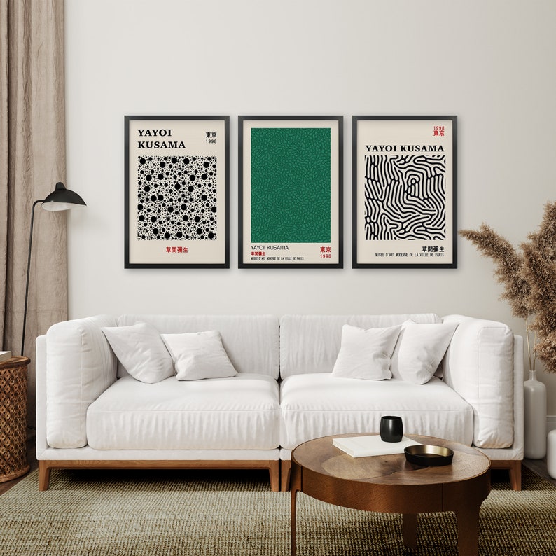 Puede incluir: Tres impresiones de arte en blanco y negro enmarcadas con dise&ntilde;os abstractos. Las impresiones est&aacute;n tituladas "Yayoi Kusama" y presentan el texto "Tokio 1998" y "Mus&eacute;e d'Art Moderne de la Ville de Paris".