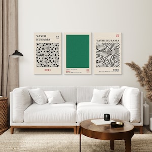 Puede incluir: Tres impresiones de arte minimalistas con patrones geom&eacute;tricos en blanco y negro sobre un fondo crema. Las impresiones est&aacute;n tituladas "Yayoi Kusama" y presentan el texto "Tokio 1998".