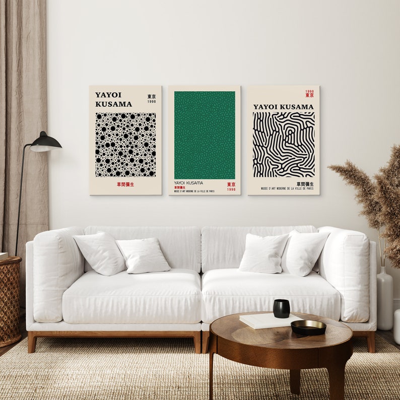 Puede incluir: Tres impresiones de arte minimalistas con patrones geom&eacute;tricos en blanco y negro sobre un fondo crema. Las impresiones est&aacute;n tituladas "Yayoi Kusama" y presentan el texto "Tokio 1998".