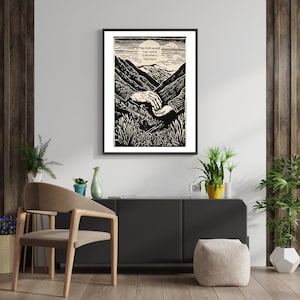 Puede incluir: Grabado en madera en blanco y negro de dos manos que se alcanzan en un paisaje montañoso. El texto "From back onward From back it is From back it is From back" está impreso sobre las manos.