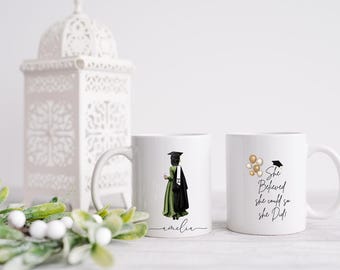 Taza personalizada para graduación con hiyab / Nombre, tono de piel y colores del vestido personalizados.