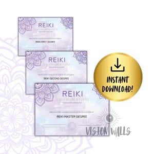 Könnte beinhalten: Drei Reiki-Zertifizierungsdiplome mit Aquarellhintergrund und dekorativem Mandala-Design. Die Diplome sind mit Reiki Erster Grad, Zweiter Grad und Meister Grad beschriftet. Ein goldener Kreis mit "Sofort-Download!" befindet sich rechts.