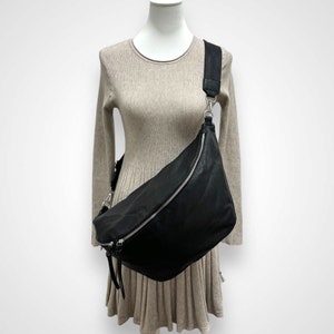 XXL Crossbody Bag veganes Leder Umhängetasche Schwarz Bauchtasche Kunstleder Slingbag Hüfttasche Gürteltasche Crossover mit Taschengurt