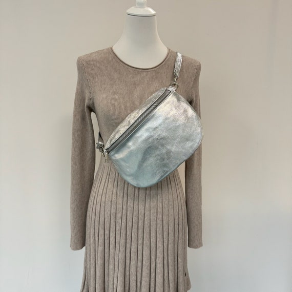Leder Crossbody Bag, Crossbag Leder, Bauchtasche groß, Leder Umhängetasche,Cross Body bag, Ledertasche,Bauchtasche Silber, Crossbag metallic