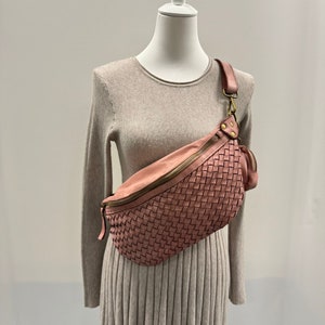 Geflochtene Ledertasche, butterweiches Luxus Leder, Crossbody Bag, Bauchtasche groß, Umhängetasche Damen, gewebte Tasche, Gürteltasche, Rosa