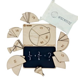 Pode incluir: Quebra-cabeça de círculos de frações de madeira com um quadro-negro para resolver problemas de matemática. O quebra-cabeça inclui peças que representam 1/2, 1/3, 1/4, 1/5, 1/6, 1/10 e 1/12. O quadro-negro mostra a equação 1/3 + 2/6 = ?