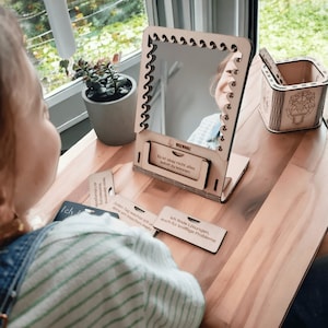 PosiVibes Miroir en bois pour enfants – Petit – Cartes d'affirmations positives, outil de confiance, décoration de chambre personnalisable