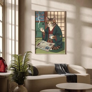 Puede incluir: Impresión enmarcada de un gato con kimono japonés, sosteniendo un cigarrillo y una taza, con un periódico. El gato es marrón y canela, con detalles en verde y azul en el fondo.