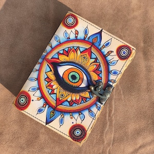 Diario de cuero con diseño de ojo malvado y cierre antiguo Diario de papel con diseño de ojo malvado de estilo vintage