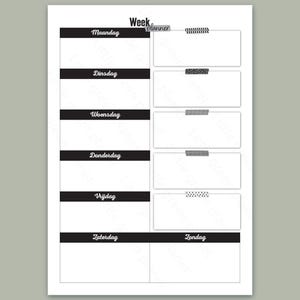 Op de afbeelding: Een zwart-witte weekplanner met het woord "Week planner" bovenaan. De dagen van de week zijn in het Nederlands geschreven. Elke dag heeft een rechthoekige doos voor notities, met decoratieve tape-accenten.