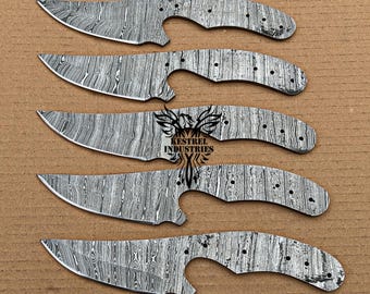 Peut inclure: Cinq lames de couteau en acier Damas avec un motif unique. Les lames sont toutes de la même taille et de la même forme, avec un bord incurvé et une pointe pointue. Les lames sont toutes en acier de haute qualité et ont une belle finition.