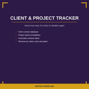 Può includere: Un documento digitale viola scuro intitolato CLIENT & PROJECT TRACKER con un bordo giallo. Elenca funzionalità come un database di contatti, stato e scadenze dei progetti, avvisi automatici di ritardo e calcolo automatico dei ricavi per cliente.
