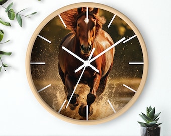 大きな金属製馬掛け時計：家や馬小屋に飾る、大きな数字が目を引く