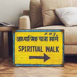 以下が含まれることがあります： ヒンディー語で「आध्यात्मिक यात्रा मार्ग」と英語で「SPIRITUAL WALK」と書かれた黄色と青の看板。右向きの矢印がある。