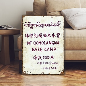 Cartello alpinistico del campo base tibetano EVEREST