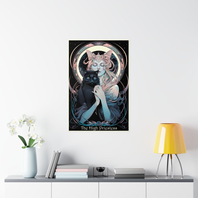 Puede incluir: Una ilustraci&oacute;n de carta de tarot de La Suma Sacerdotisa, una mujer con el pelo largo y rubio y un gato negro en sus brazos. Lleva una t&uacute;nica azul y blanca y una corona. El fondo es negro con estrellas y una luna.