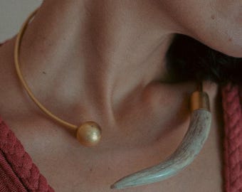 Collar dorado con cuerno de venado