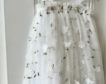 Vestido Daisy Tutu, vestido de flores de tul, vestido de tul Daisy blanco, vestido de niña de flores, vestido de dama de honor con flores, primer cumpleaños, boda