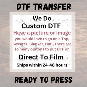 Peut inclure: Un graphique carré blanc avec du texte noir et rose indiquant : DTF TRANSFER, We Do Custom DTF, Have a picture or image you would love to go on a Top, Sweater, Blanket, Hat. There are so many opitons to put DTF on, Direct To Film, READY TO PRESS.