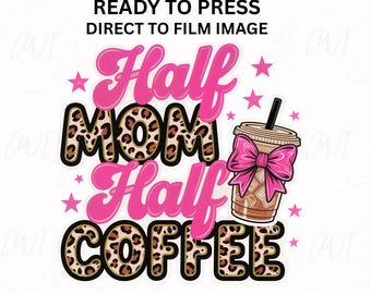 Transferencia DTF "Mitad mamá, mitad café", diseño divertido para camisetas sobre la vida de mamá, lista para planchar.