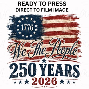 Puede incluir: Un diseño desgastado que presenta la bandera estadounidense con el texto "1776" dentro de un campo azul de estrellas. Debajo, las palabras "We The People" se muestran en una fuente decorativa, con "250 YEARS 2026" debajo. La imagen está etiquetada como "READY TO PRESS DIRECT TO FILM IMAGE."