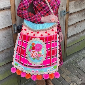 Virkmönsterväska 'Melrose' - axelväska med pompomblommor och färgglad medaljong - Handledning (PDF-nedladdning på nederländska, engelska, italienska)