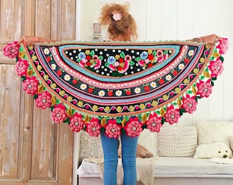 Crochet Pattern Shawl ‘Folklore’ - wrap stole flowers strawberries appliques - DIY Instructions (PDF download in English, Dutch, Italian)