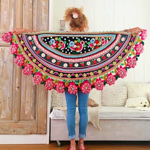 Crochet Pattern Shawl ‘Folklore’ - wrap stole flowers strawberries appliques - DIY Instructions (PDF download in English, Dutch, Italian)