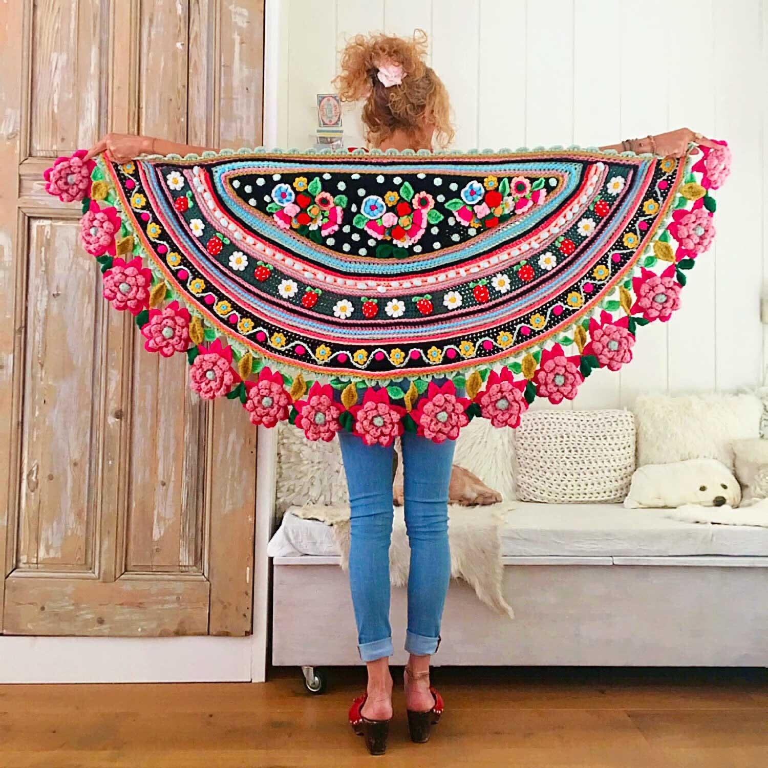 Crochet Pattern Shawl ‘Folklore’ - wrap stole flowers strawberries appliques - DIY Instructions (PDF download in English, Dutch, Italian)