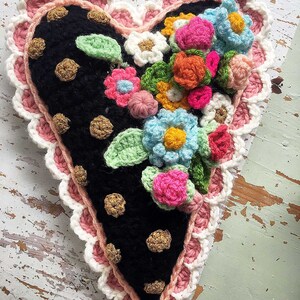Crochet Pattern Cushion Sweetheart pillow love valentine flowers heart DIY Instructions PDF download in English, Dutch, Italian image 5