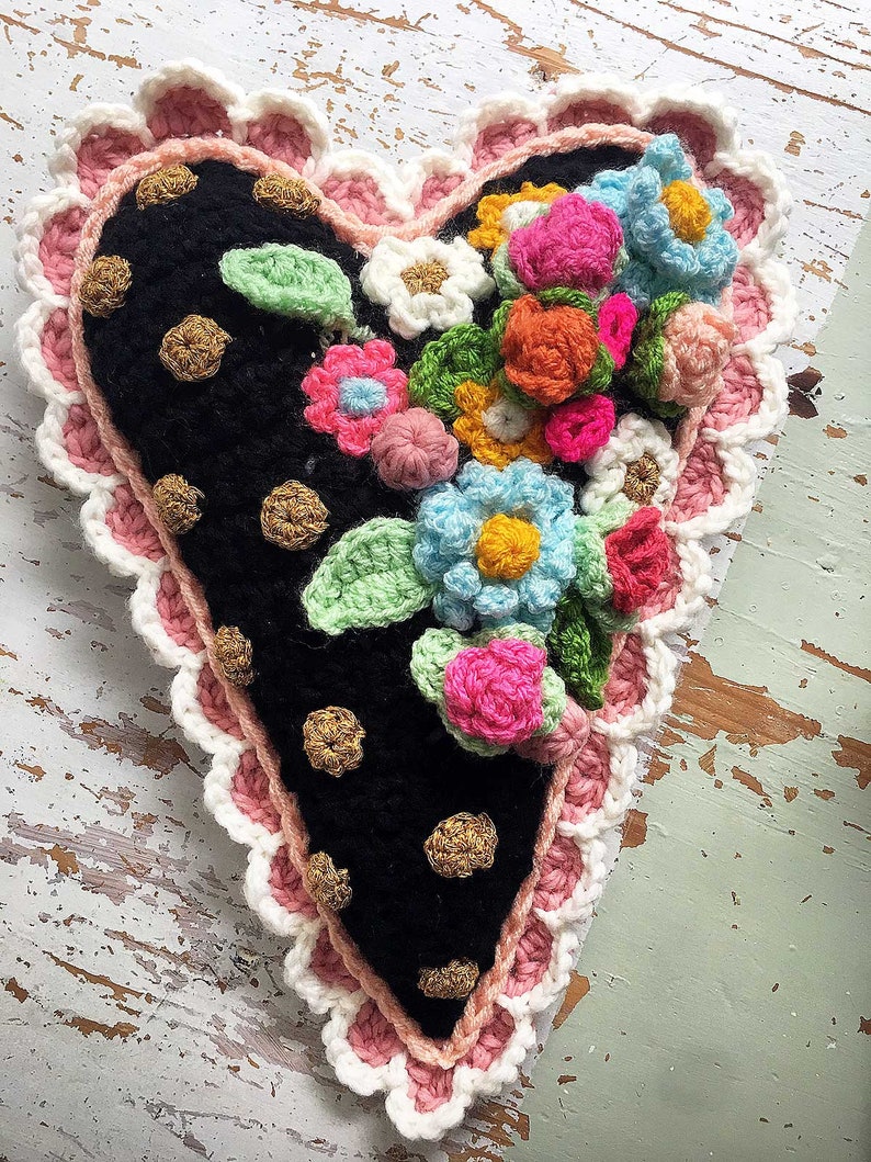 Crochet Pattern Cushion Sweetheart pillow love valentine flowers heart DIY Instructions PDF download in English, Dutch, Italian image 5