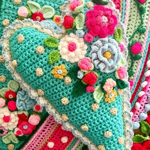 Crochet Pattern Cushion Sweetheart pillow love valentine flowers heart DIY Instructions PDF download in English, Dutch, Italian image 2