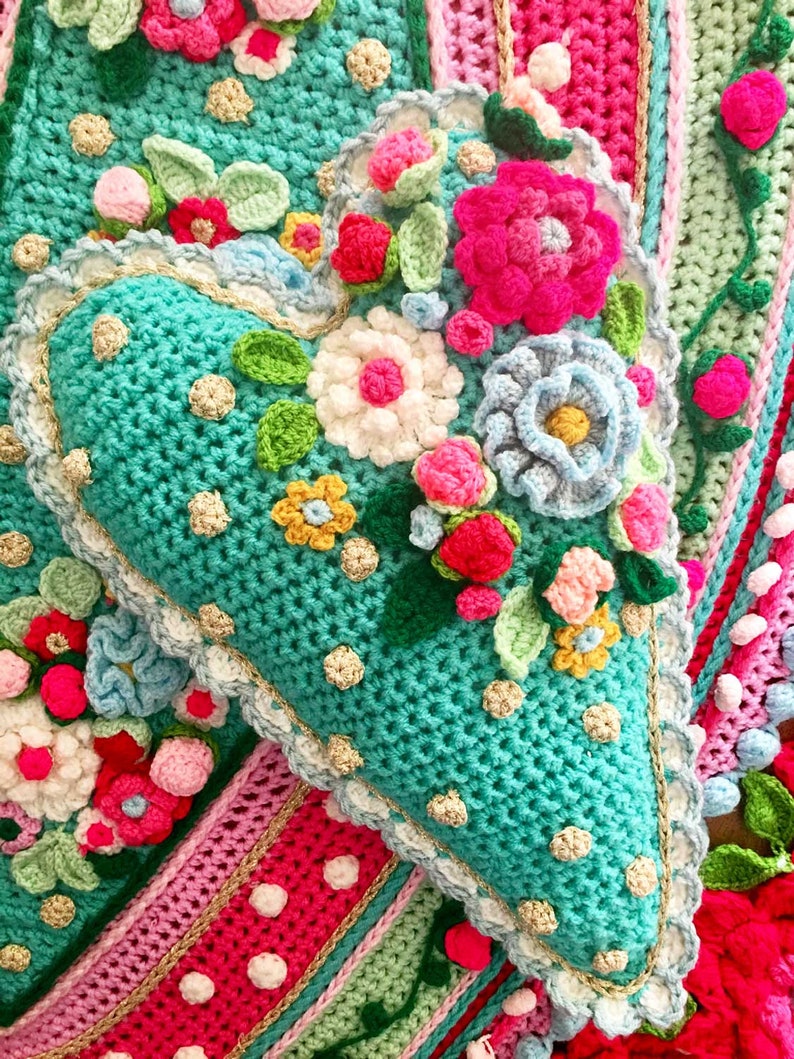 Crochet Pattern Cushion Sweetheart pillow love valentine flowers heart DIY Instructions PDF download in English, Dutch, Italian image 2