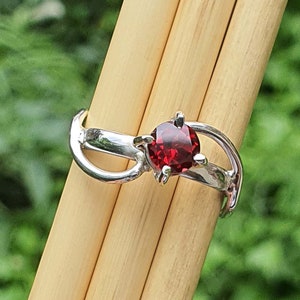 Round Garnet Cocktail Ring by BijouxUnisexes | 925 Silver Ring | Handmade Jewelry | Garnet Engagement Ring | January Birthstone | Mom Gift