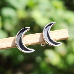 Brincos de pino em forma de lua crescente* Brincos em forma de meia-lua* Brincos delicados* Joias minimalistas* Joias para presente para ela* Brincos de prata* Joias em forma de lua crescente