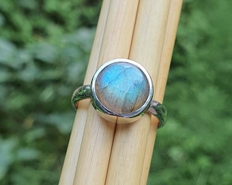 Round Labradorite Ring by BijouxUnisexes | Rainbow Labradorite Jewelry | Silver Ring for Men | Birthstone Jewelry | Gift for Her | On Sale