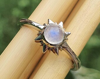 Anillo redondo de piedra lunar con diseño de sol, plata de ley 925, delicados anillos apilables, joyería de piedra lunar arcoíris