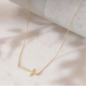 Collier croix latérale * collier croix latérale * pendentif croix délicate * cadeau pour maman * pendentif crucifix * bijoux religieux * cadeau moderne pour elle
