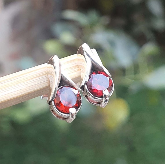 Round Garnet Leaf Stud Earrings Sterling Silver - Round Stud Earrings, Red Garnet Jewelry, January Birthstone, Birthday Gifts, Gift for Her