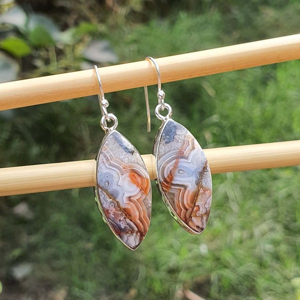 Pendientes de ágata Laguna Lace en plata de ley - Ágata Crazy Lace, joyería para mujer, hechos a mano, delicados colgantes, disponibles en talla marquesa y rectangular.